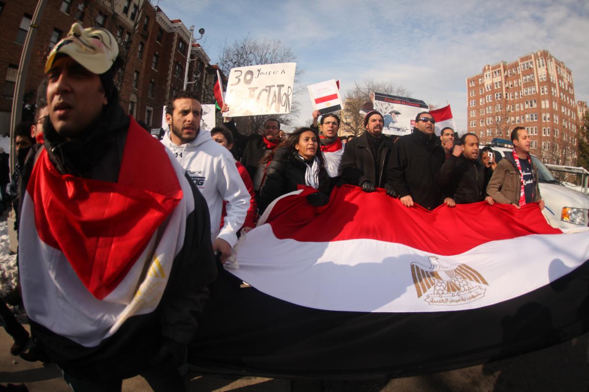 Manifestants avec megaphone et drapeau egyptien