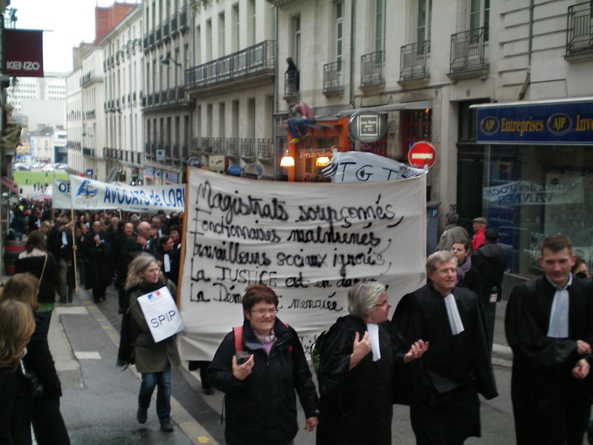 La manifestation rue Jean-Jacques Rousseau.