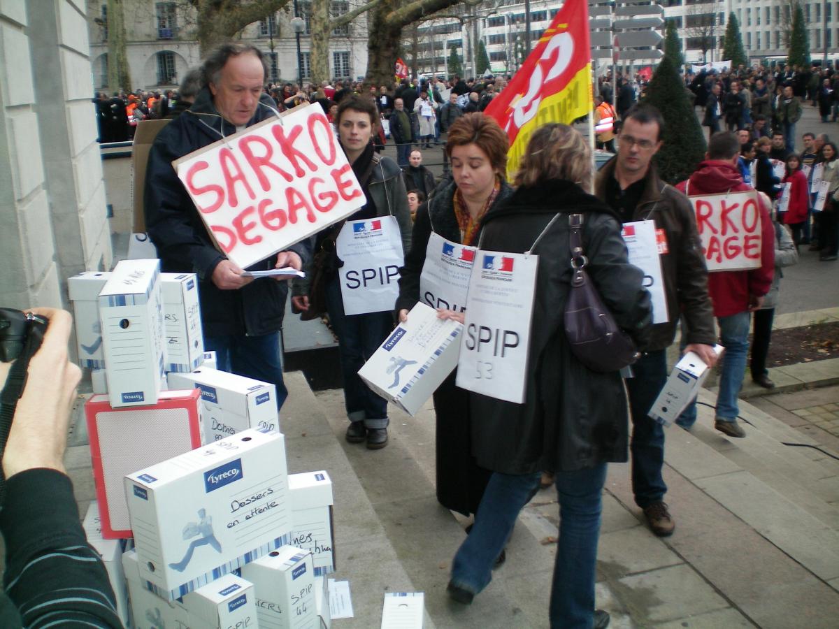 les dossiers des condamnés non suivis par les SPIP (Service Pénitentiaire d'Intertion et de Probation) s'ammoncellent devant la préfecture. Des pancartes Sarko dégage