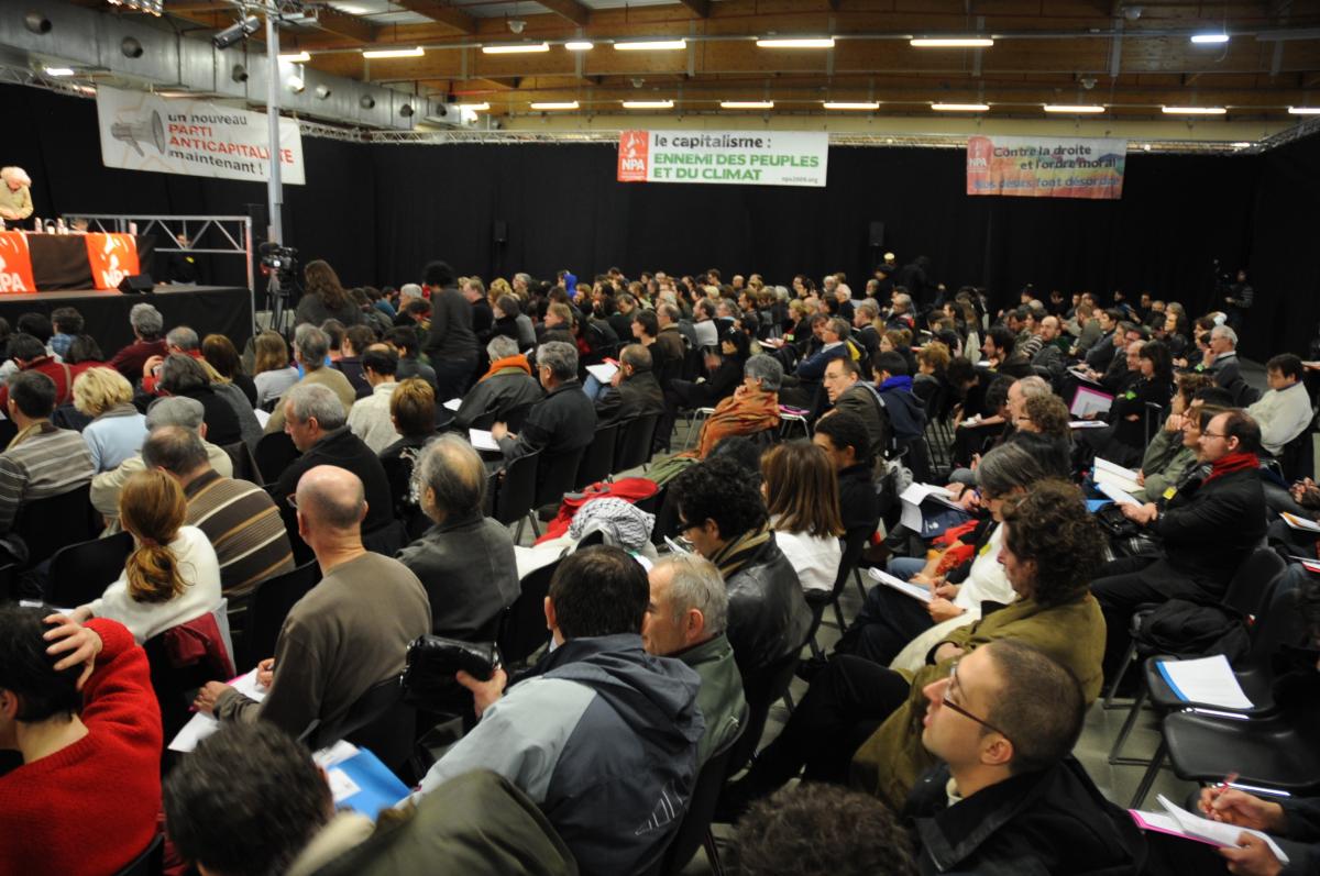 les délégués salle du 1er congrès du NPA