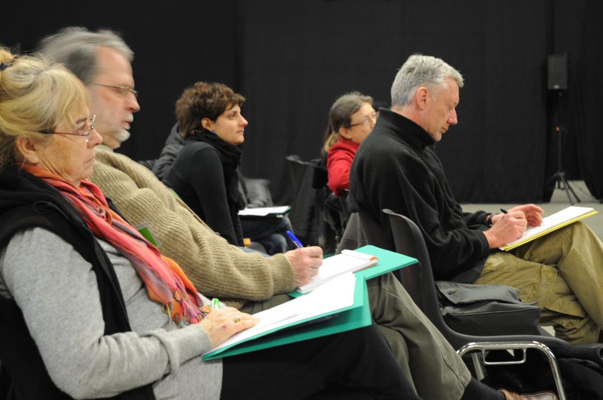 délégués à l'écoute au 1er congrès du NPA