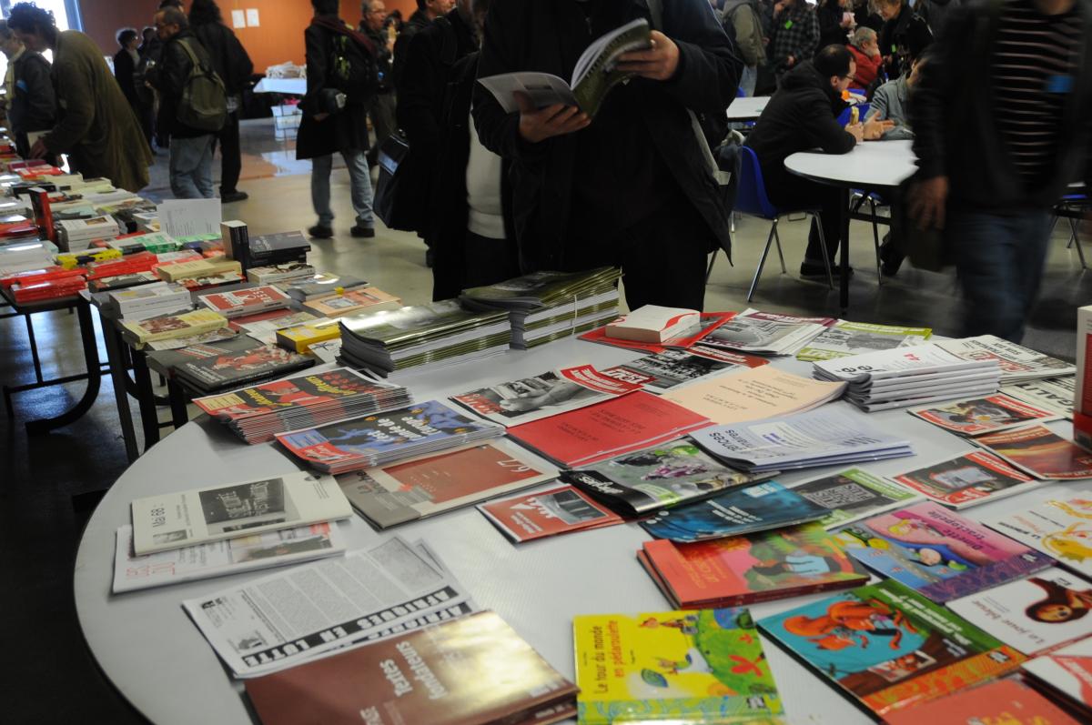 table de la librairie la Brêche
