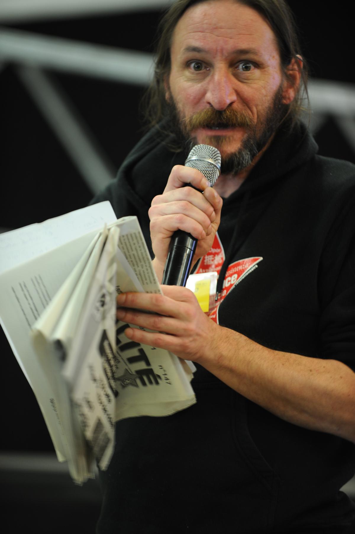 intervention d'un délégué avec journal l'Egalité à la main au 1er congrès du NPA