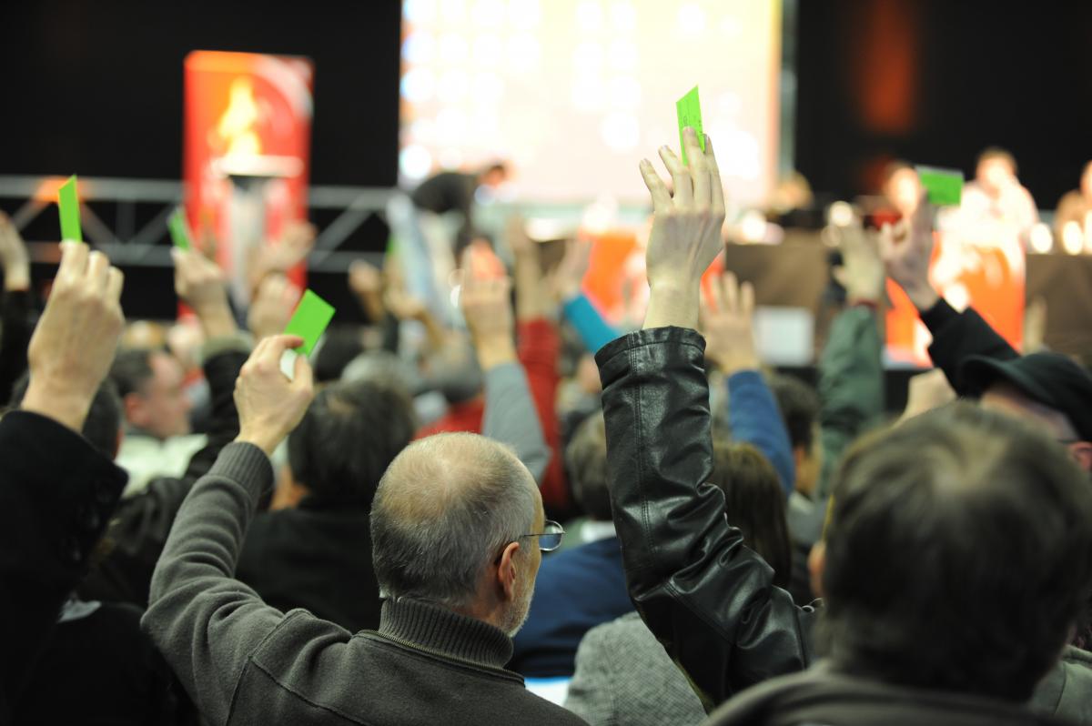 vote des délégués au 1er congrès du NPA