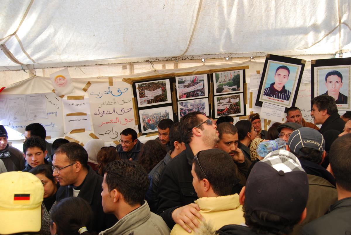 Place de la Kasbah à Sfax, le 25 février 2011, lors du sit-in contre Ghannouchi débats dans les tentes