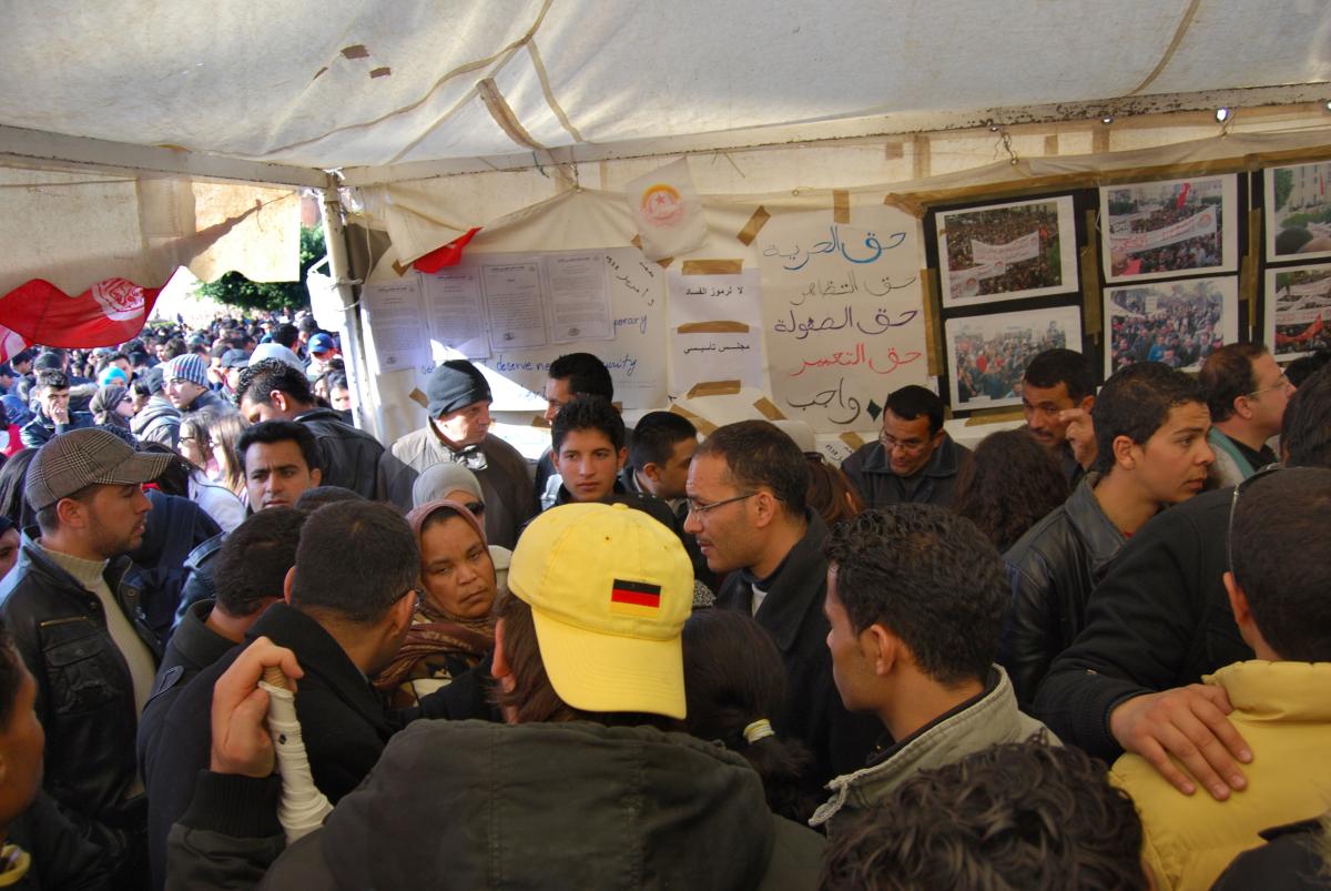 Place de la Kasbah à Sfax, le 25 février 2011, lors du sit-in contre Ghannouchi débats dans les tentes