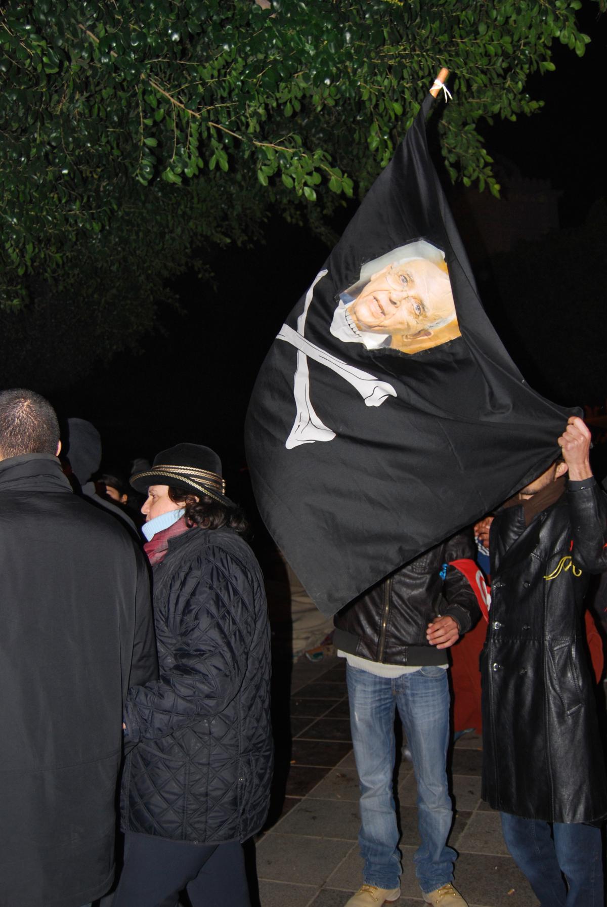 Tunis, place de la Kasbah, dans la nuit du 25 au 26 février 2011. Ghannouchi en tête de mort.