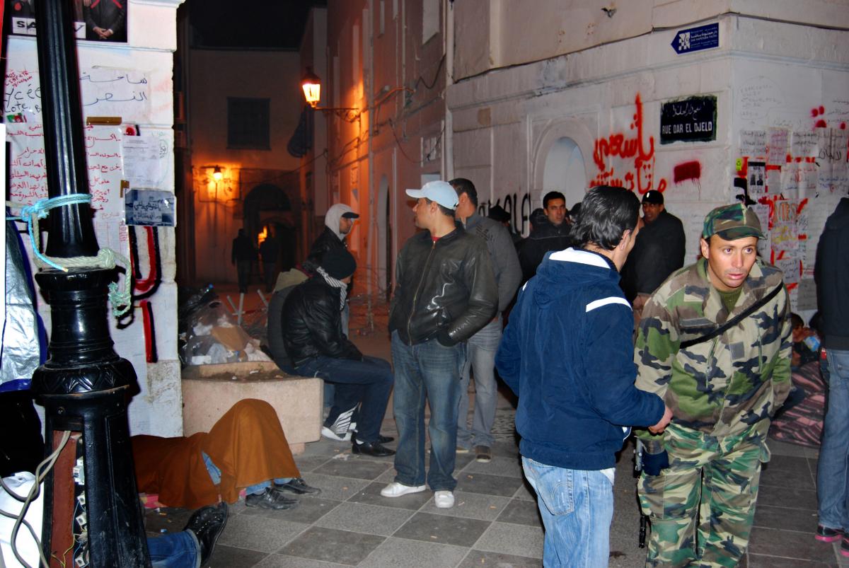 Tunis, place de la Kasbah, dans la nuit du 25 au 26 février 2011. Un des accès à la place est fermé.