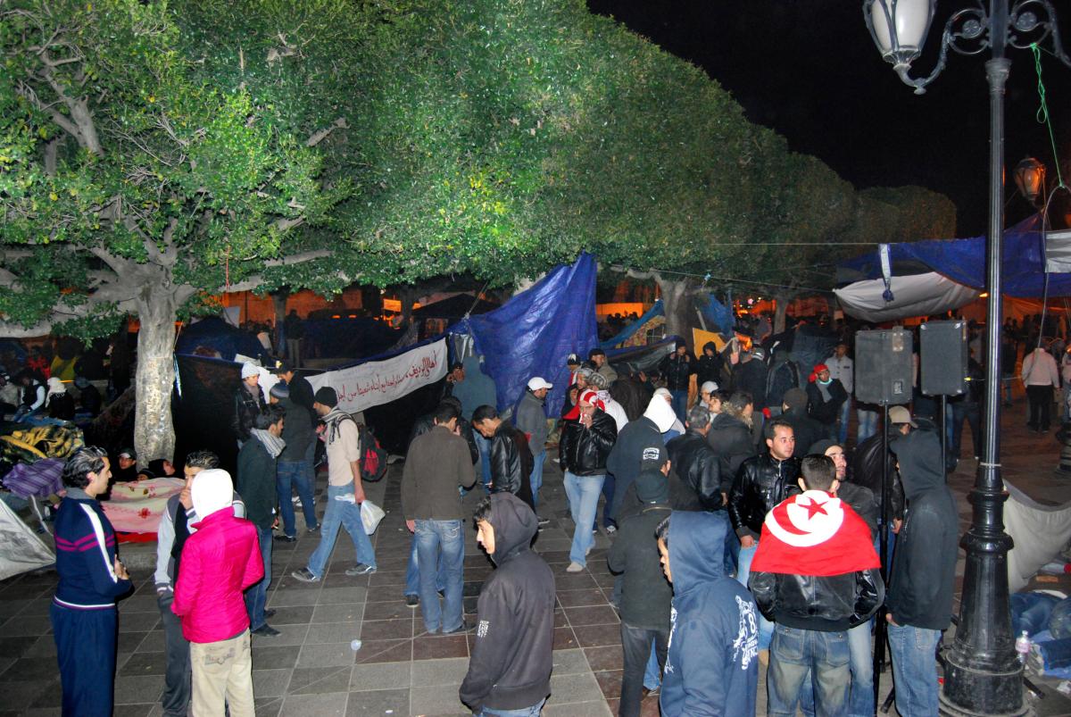 Tunis, place de la Kasbah, dans la nuit du 25 au 26 février 2011. Discussion permenente