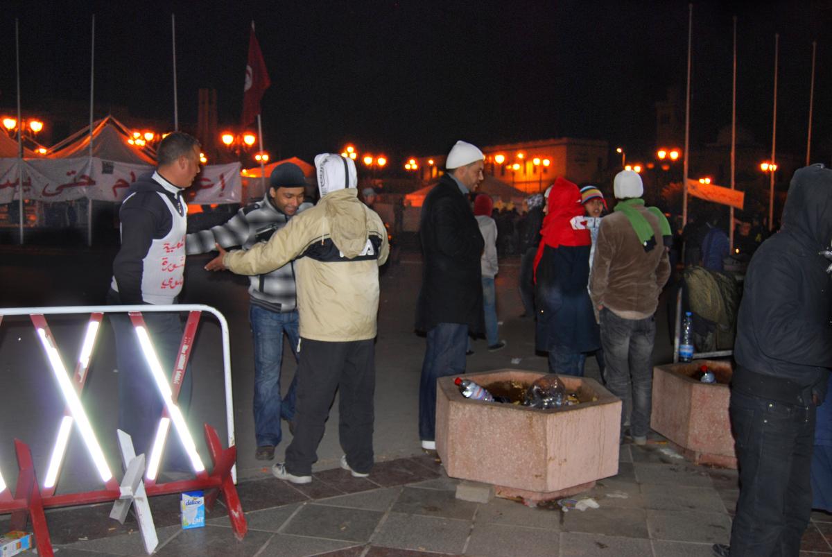 Tunis, place de la Kasbah, dans la nuit du 25 au 26 février 2011. Le service d'ordre palpe les arrivants pour éviter les provocations des milices du RCD