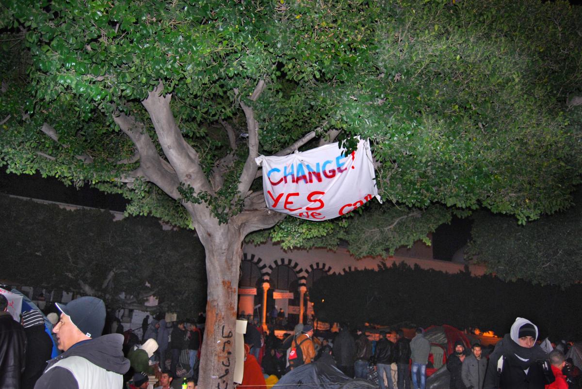 Tunis, place de la Kasbah, dans la nuit du 25 au 26 février 2011. Banderole dans un arbre Change yes we can