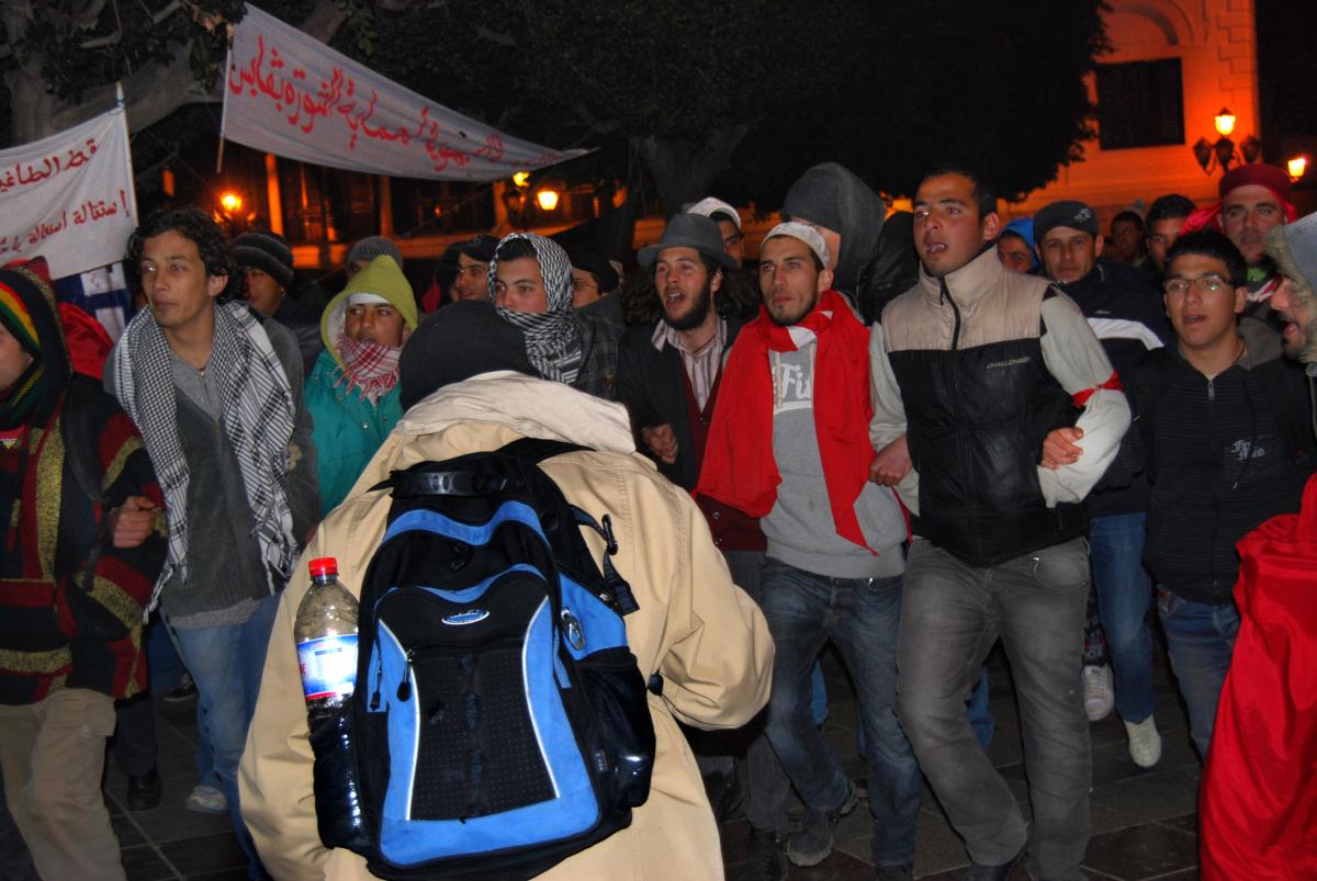 Tunis, place de la Kasbah, dans la nuit du 25 au 26 février 2011. Chants et slogans et mini manifestation pour se réchauffer.