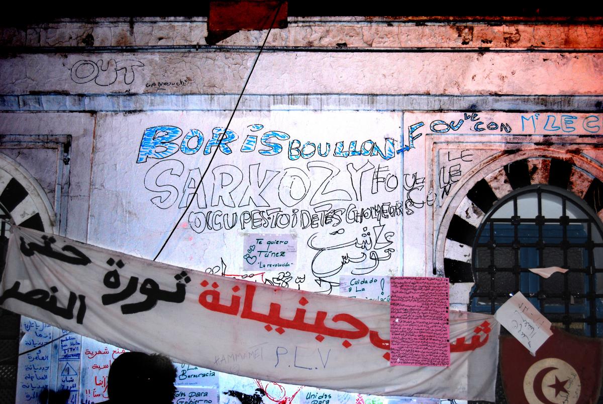 Tunis, place de la Kasbah, dans la nuit du 25 au 26 février 2011. Inscriptions contre Bouillon et Sarkozy.