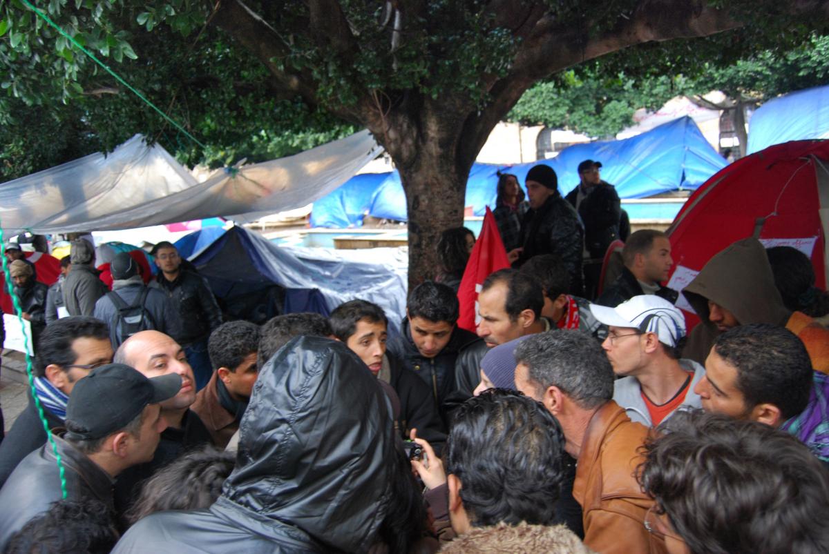 Tunis, place de la Kasbah, le 26 février 2011. Discussion sur l'assemblée constituante