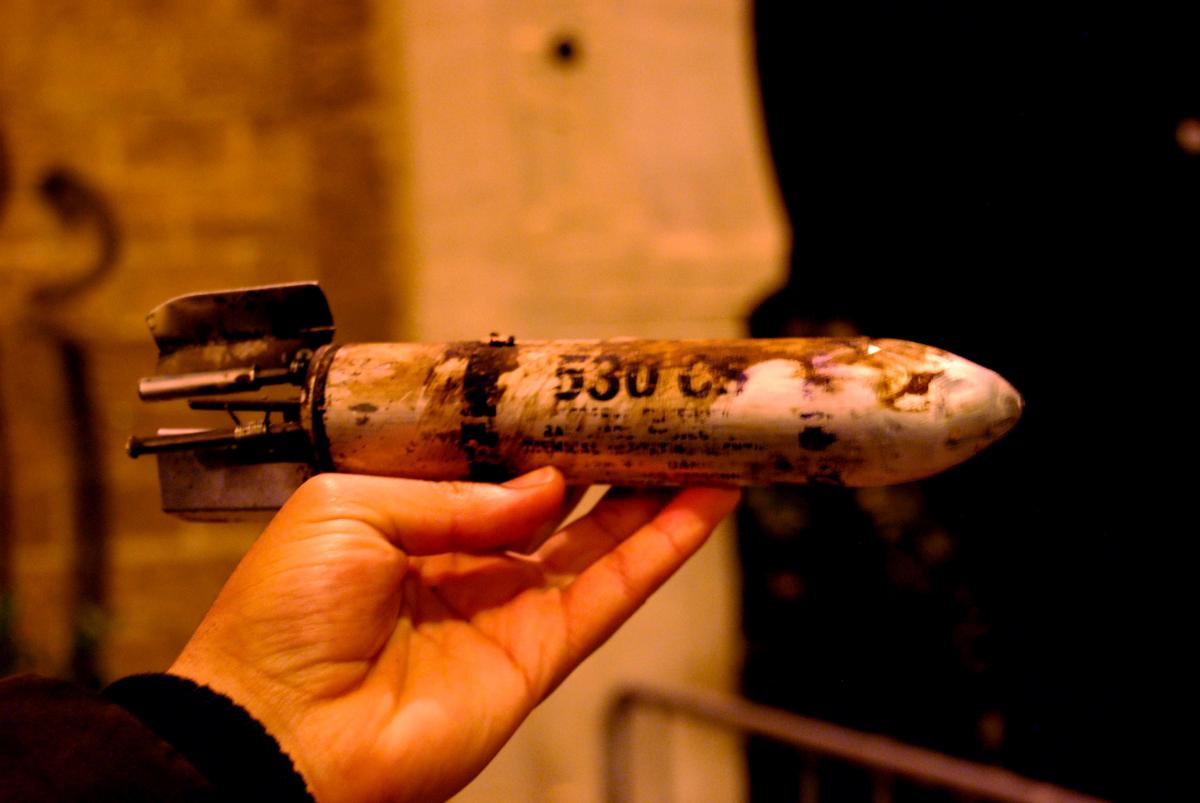 Tunis, place de la Kasbah, dans la nuit du 25 au 26 février 2011. Une munition utilisée par la police qui semble d'origine étatsuniène