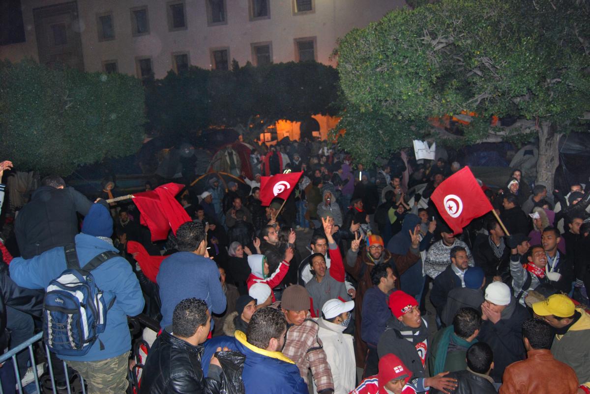 Tunis, sur la place de la Kasbah, dans la nuit du 26 au 27 février 2011, la rumeur de la démission de Ghannouchi circule. La joie explose.