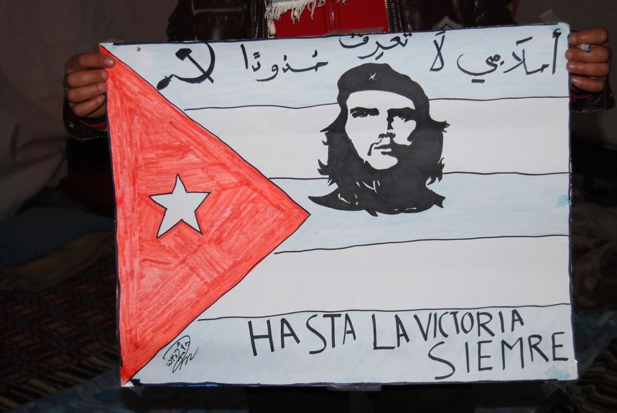 Tunis, sur la place de la Kasbah, dans la nuit du 26 au 27 février 2011. A Sidi Bouzid on aime le Che