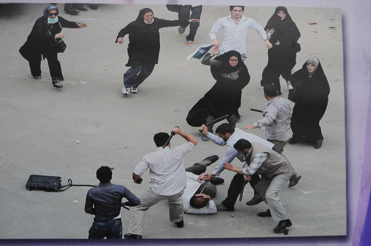 Reproduction de Panneau du Sit-In manifestation depuis 24 jours en soutien du soulèvement du peuple Iranien