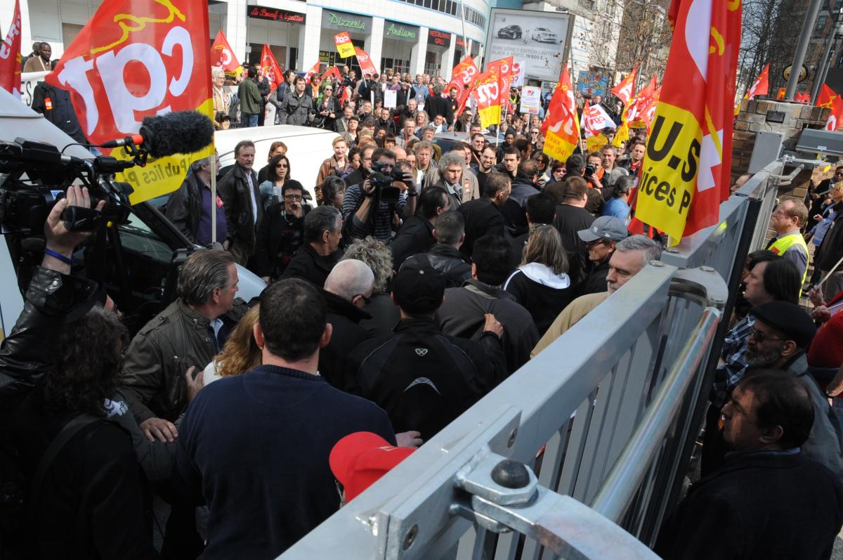Fabien Engelmann, délégué CGT candidat du FN arrive à la Confédération générale des travailleurs