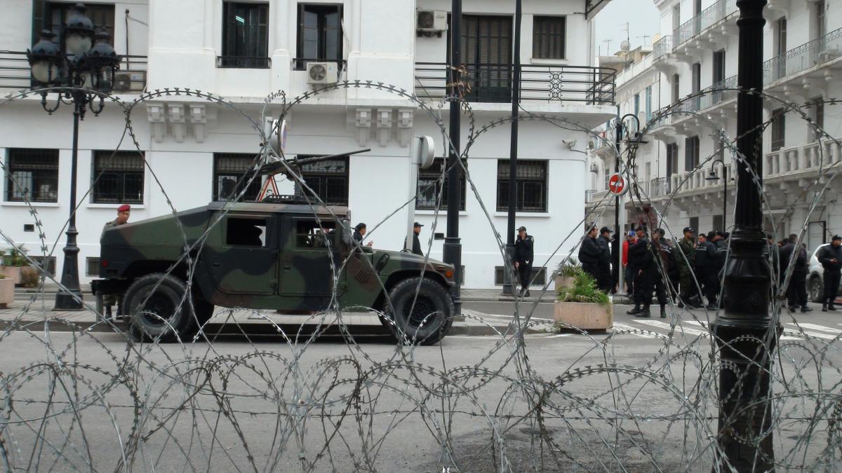 Armée et police devant le Ministère de l'Intérieur à Tunis