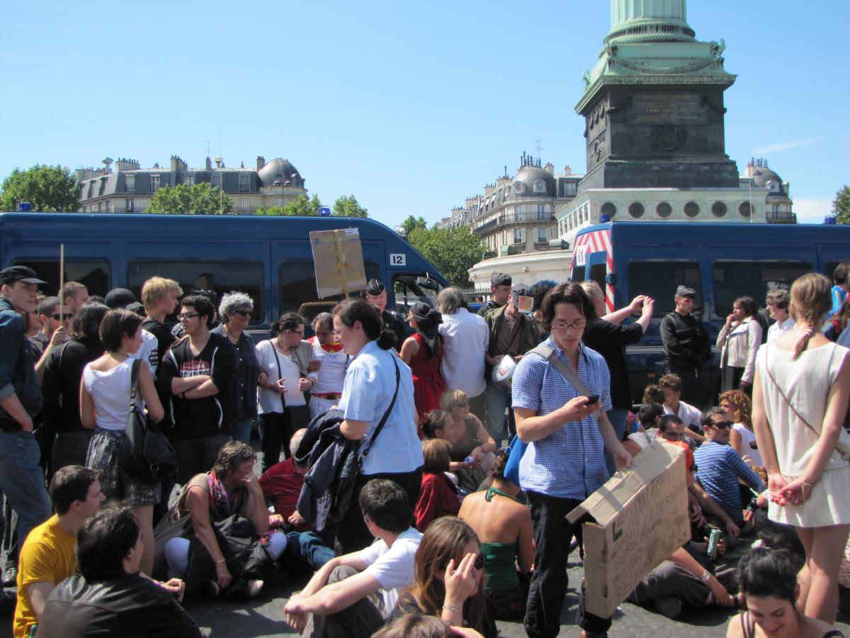 Les flics entourent la place