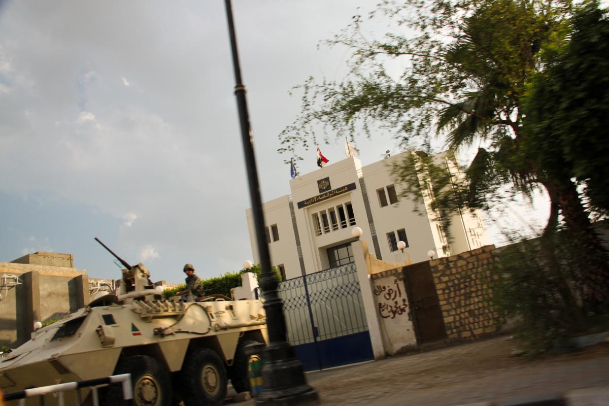 Blindé posté devant un bâtiment officiel.