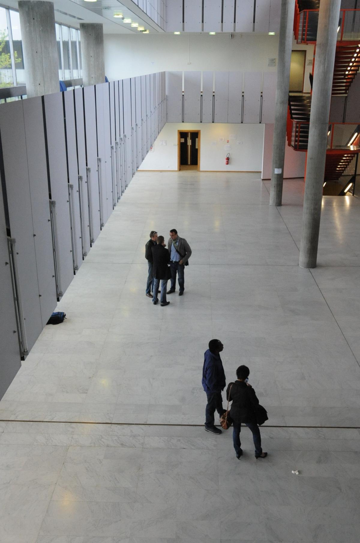 attente pendant l'audience des 16 Postiers au tribunal correctionnel de Nanterre