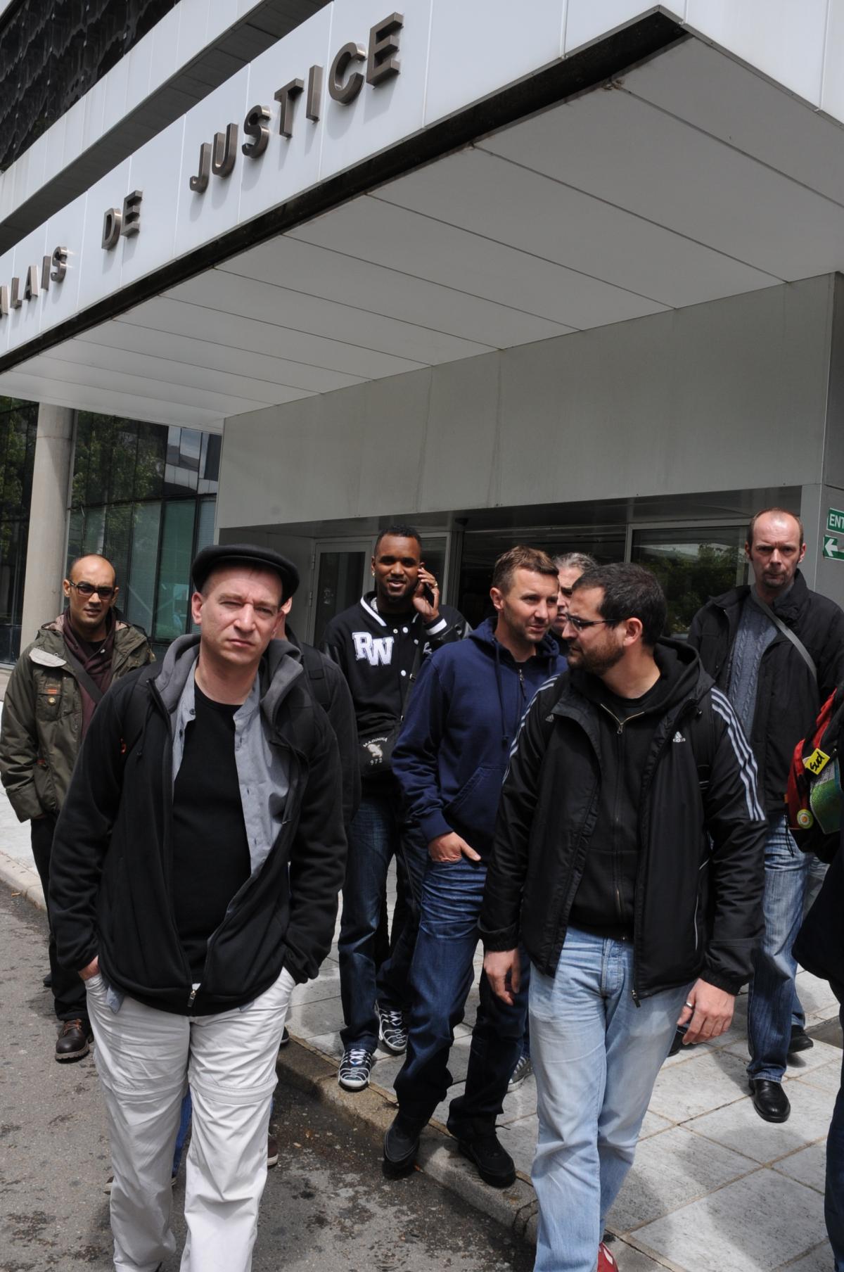 sortie d'audience des postiers au palais de Justice Nanterre