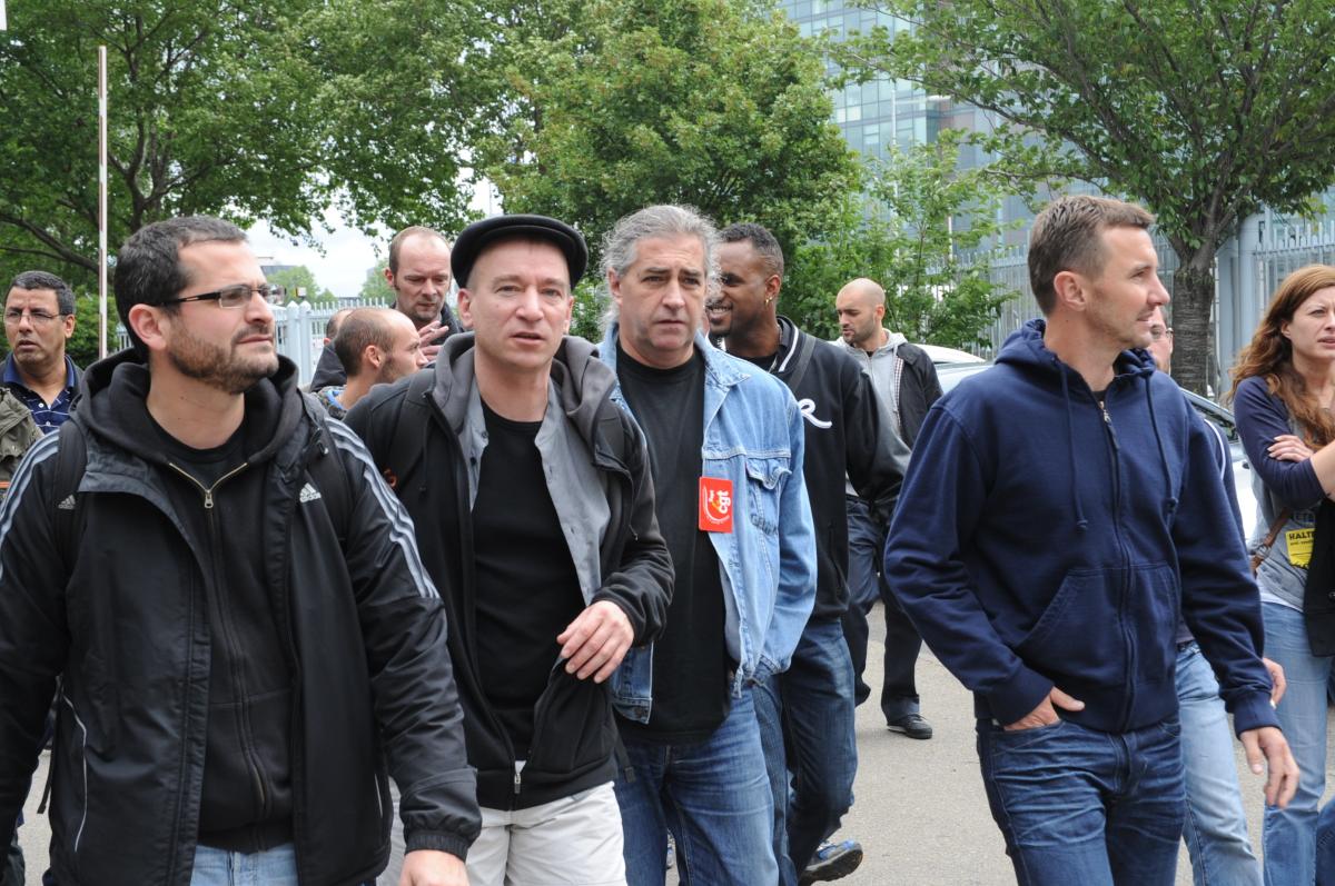 sortie d'audience des 16 postiers au palais de Justice Nanterre