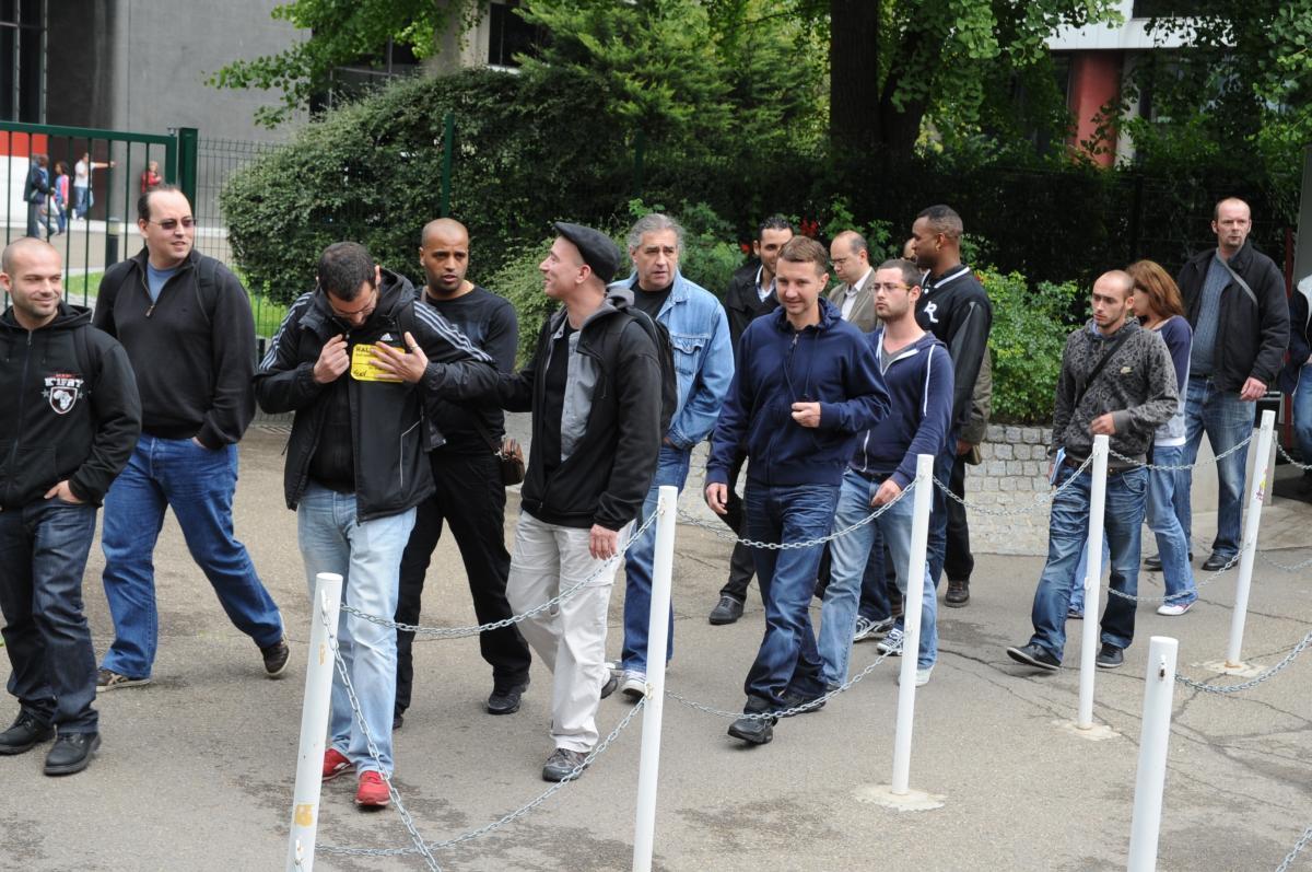 sortie d'audience des 16 postiers au palais de Justice Nanterre