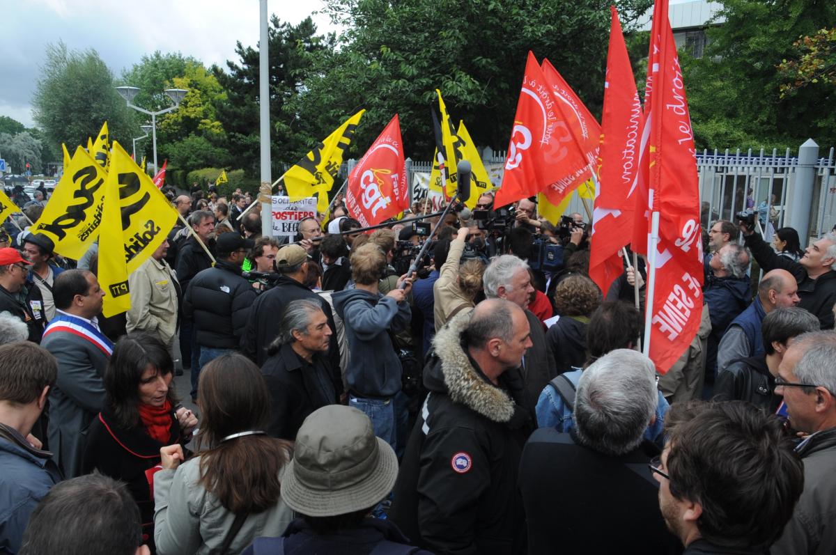 Solidarité aux 16 postiers devant le palais de Justice Nanterre