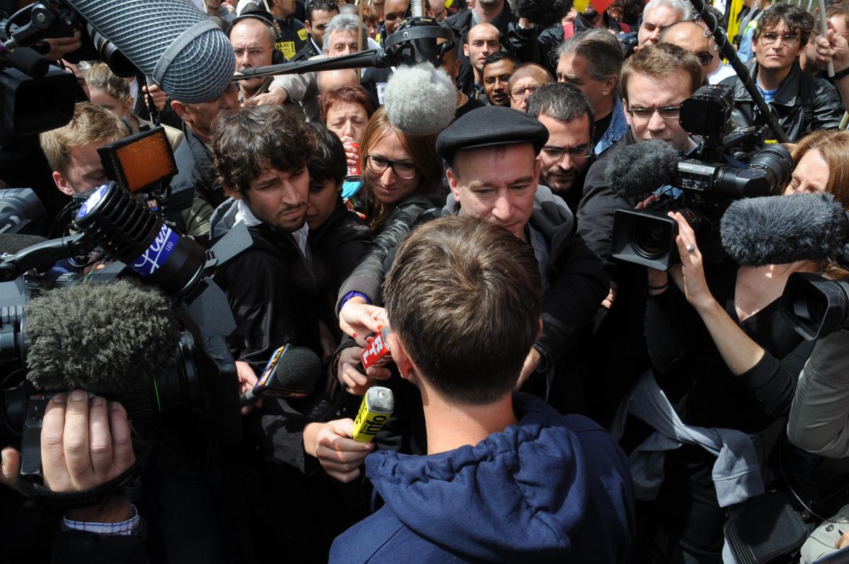 Solidarité aux 16 postiers devant le palais de Justice Nanterre.