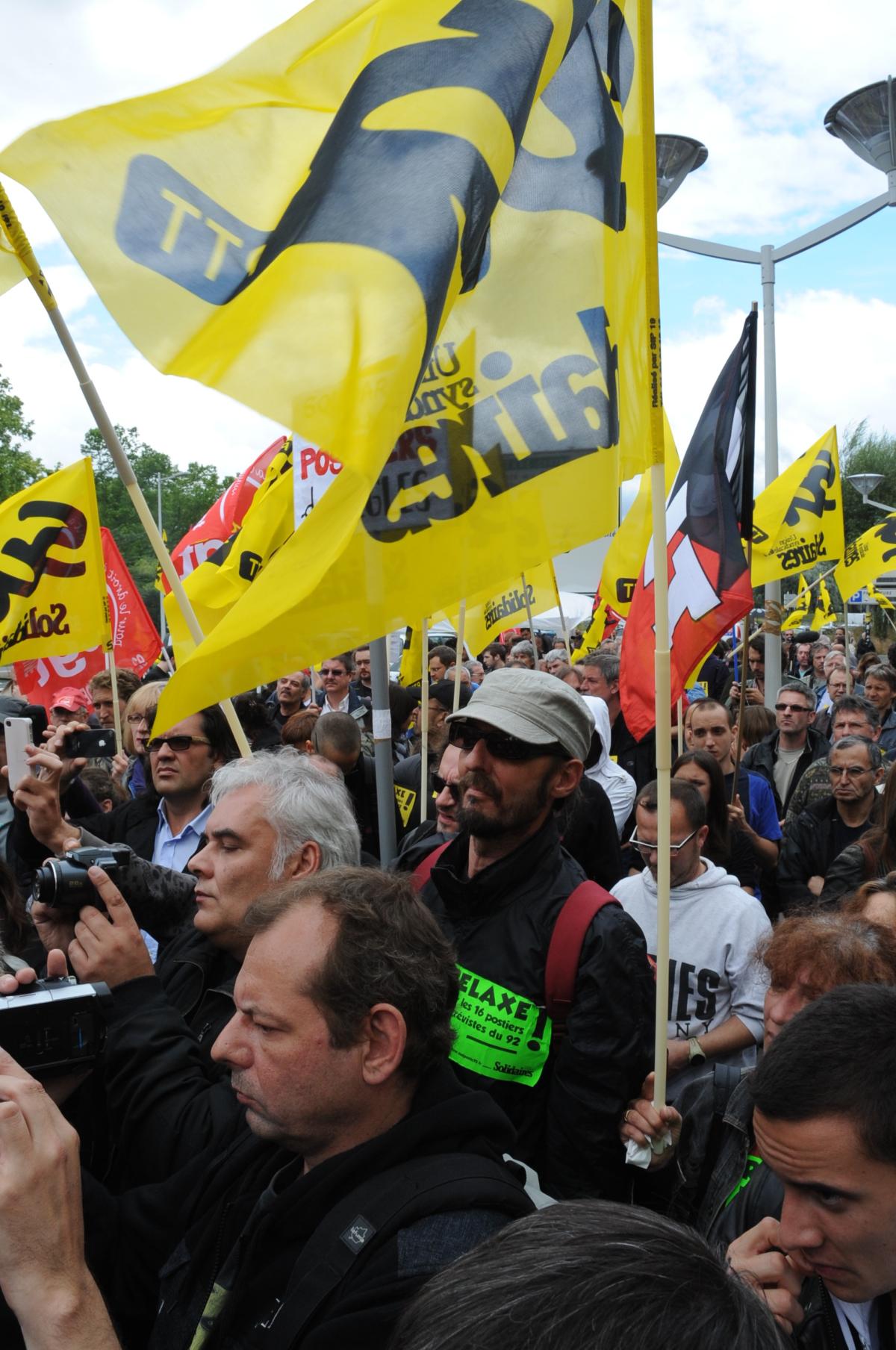 meeting de soutien des 16 postiers du 92 inculpés