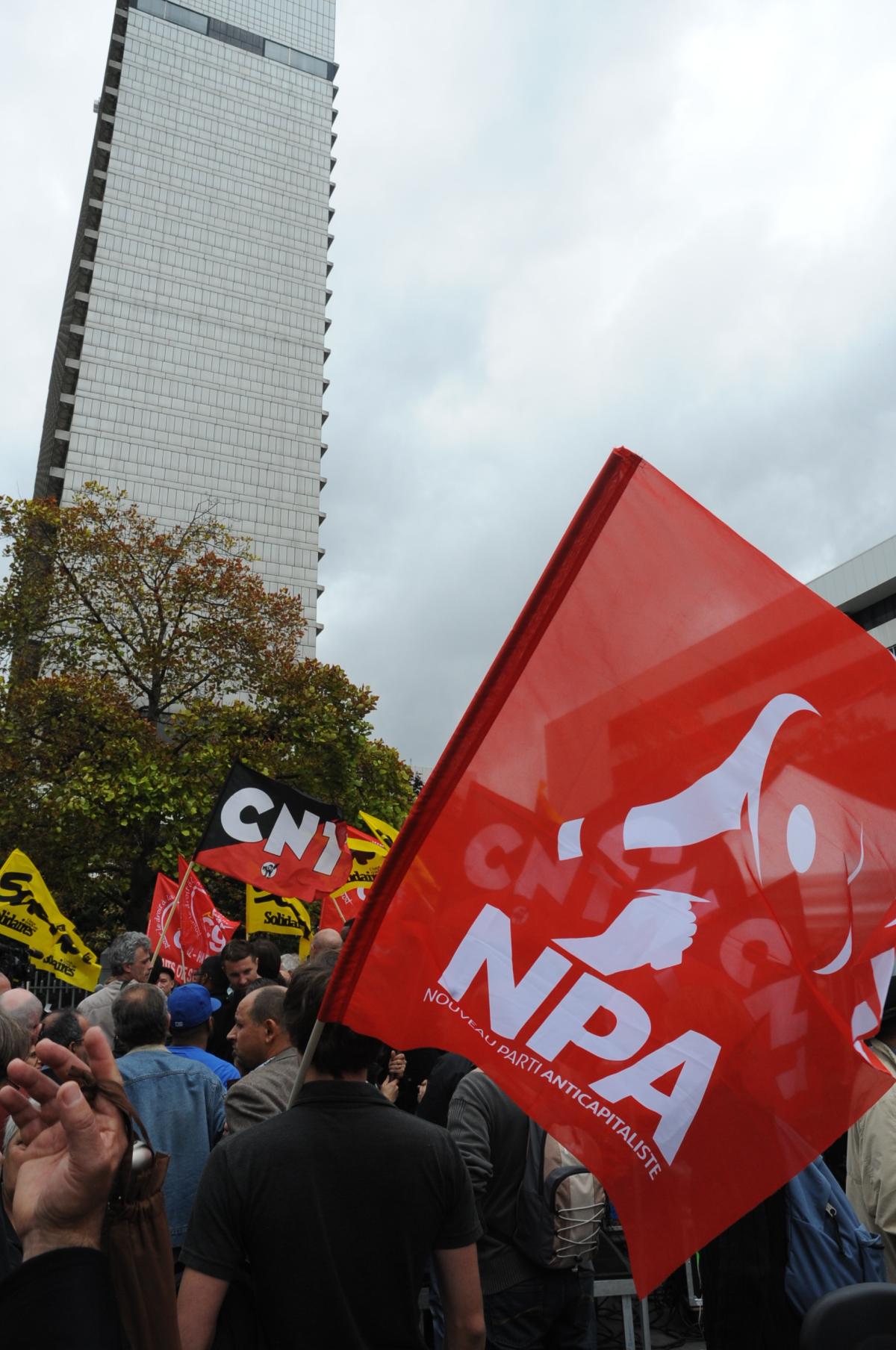 Tribunal de Nanterre drapeau Npa