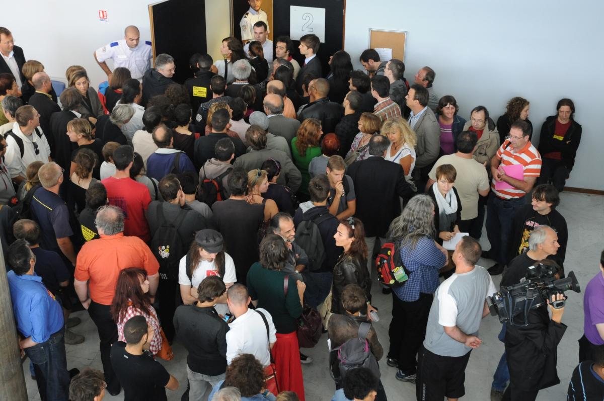 Cohue des soutiens pour rentrer dans le tribunal