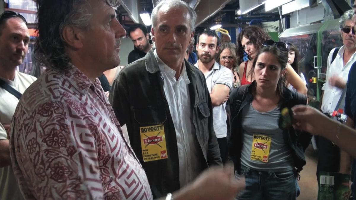 Philippe Poutou entouré de salariés de Fralib et de militant-e-s du NPA 13