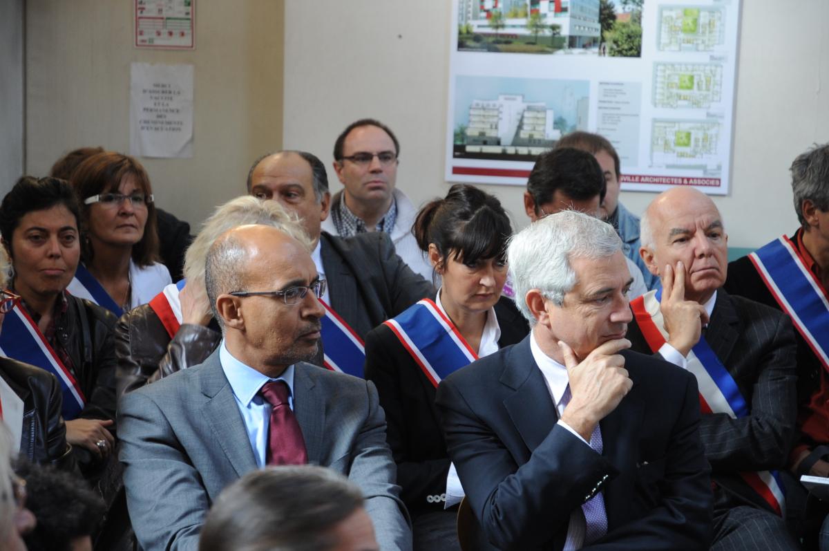 Représentant Cgt Santé au fond de la salle à la conférence de Presse Maternité des Lilas