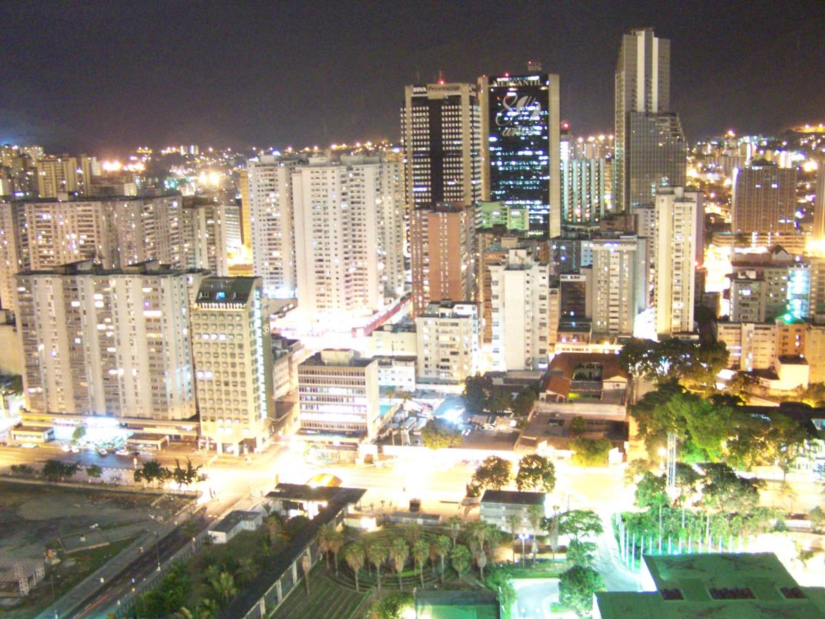 Vue de nuit du centre de Caracas