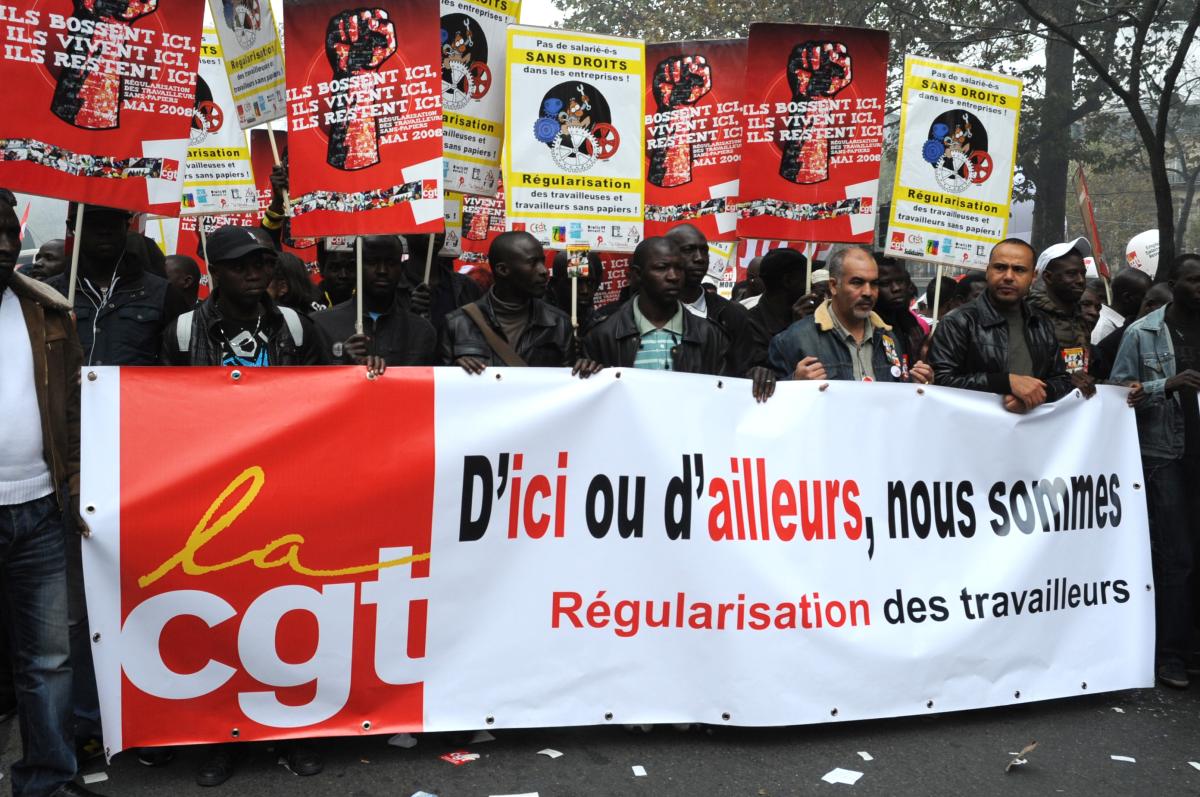 banderole Cgt d'ici ou d'ailleurs nous sommes régularisation
