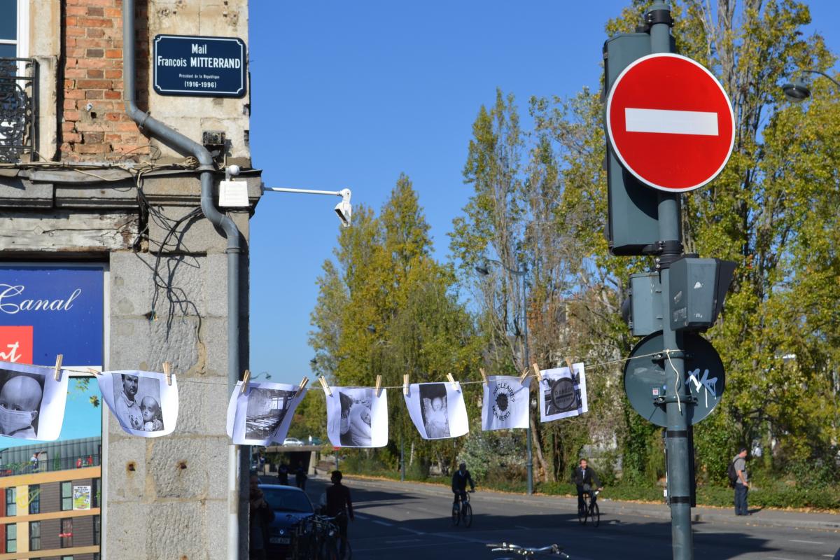 Image à étendre et un sens interdit en guise de stop