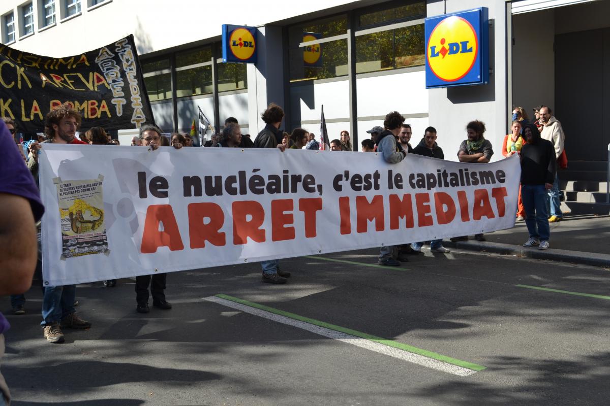 Banderole Le nucléaire, c'est le capitalisme. ARRÊT IMMÉDIAT