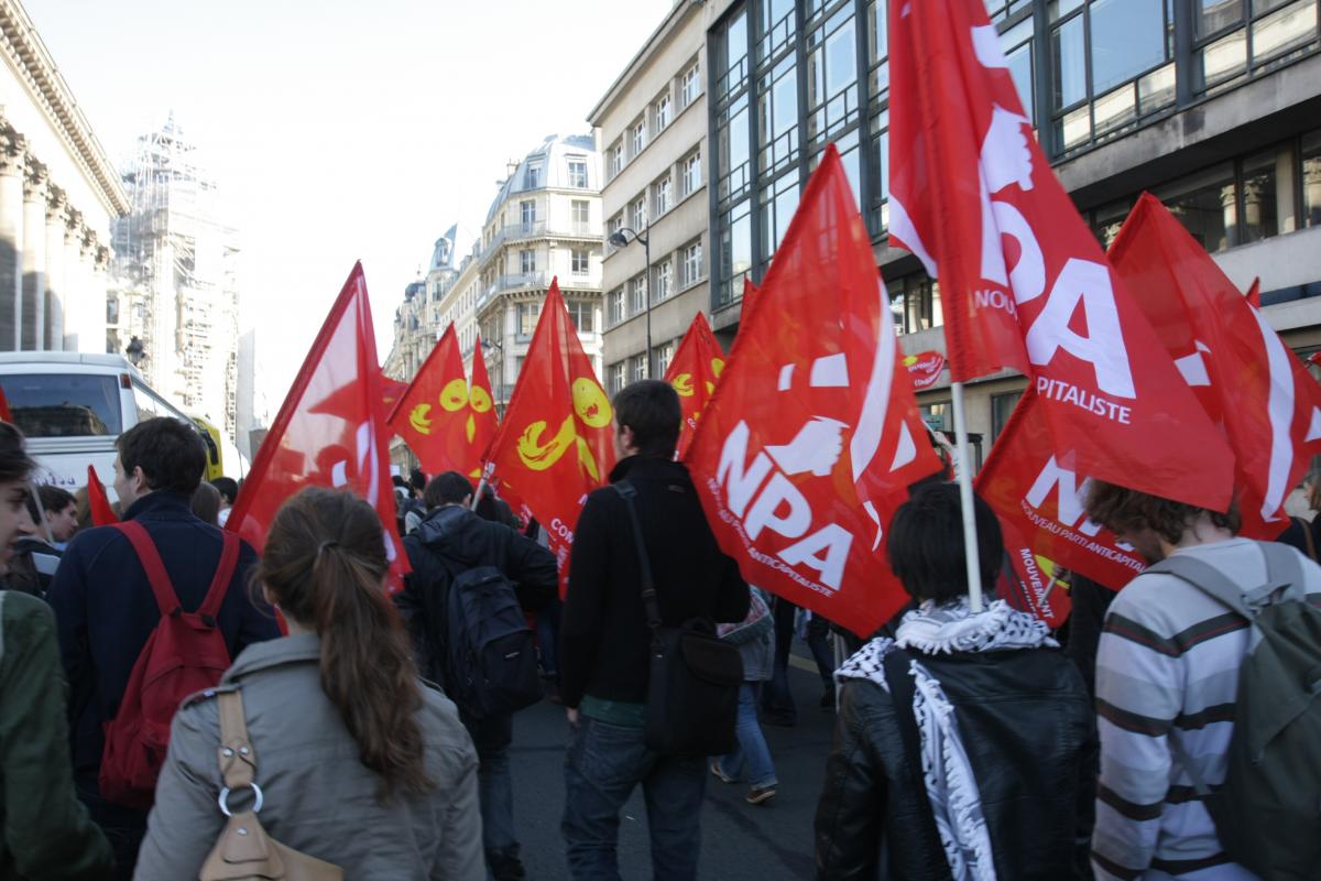 drapeaux JC et NPA entre la Bourse et l'AFP