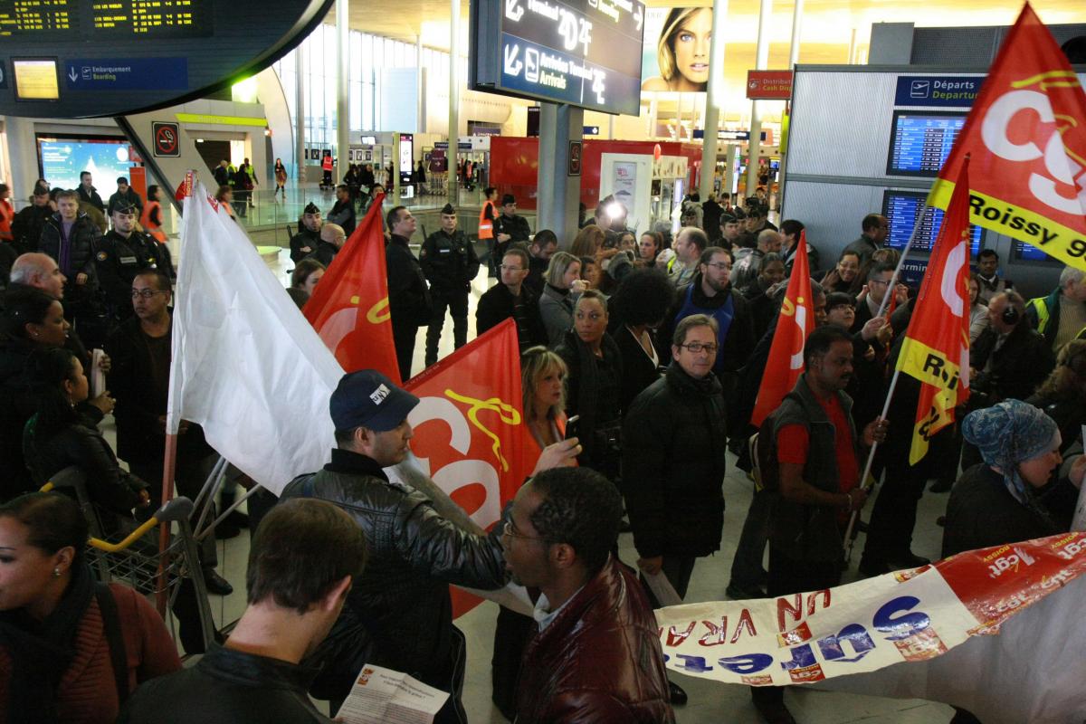 Rassemblement des grévistes dans le terminal E à Roissy