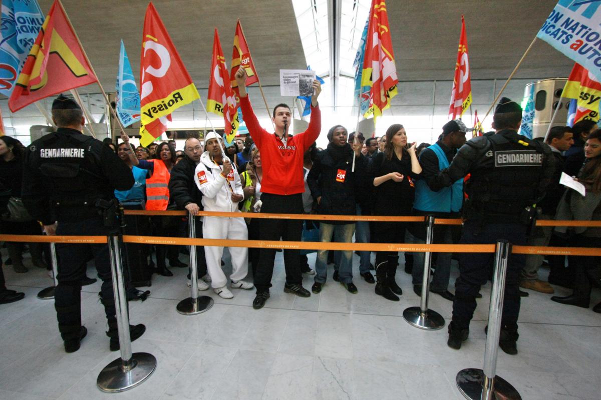 La manifestation dans l'aérogare sous l'oeil de la police