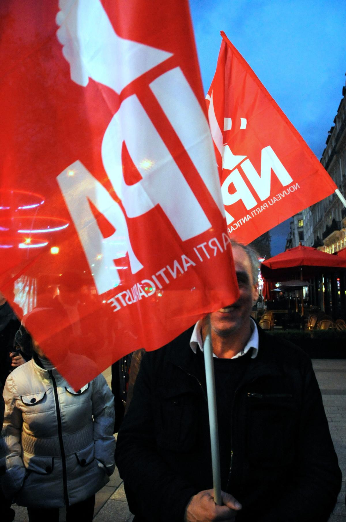 Philippe Poutou et drapeau Npa