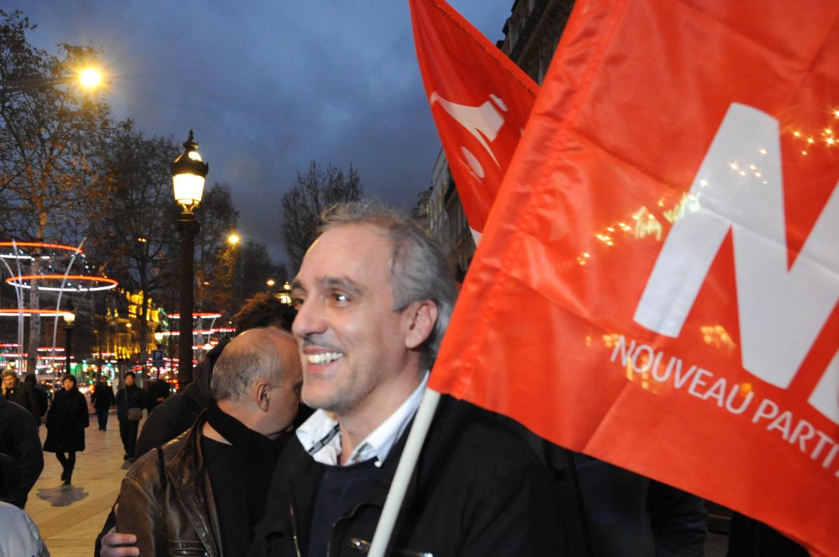 Philippe Poutou et drapeau Npa
