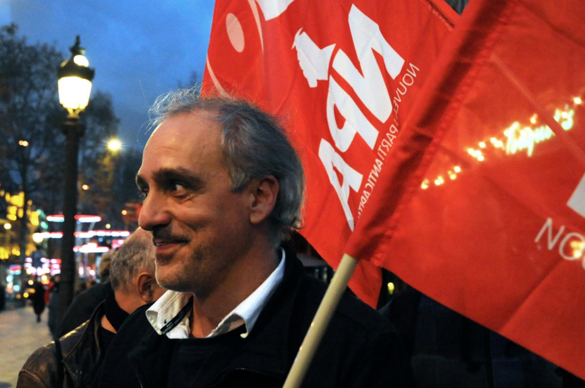 Philippe Poutou et drapeau Npa
