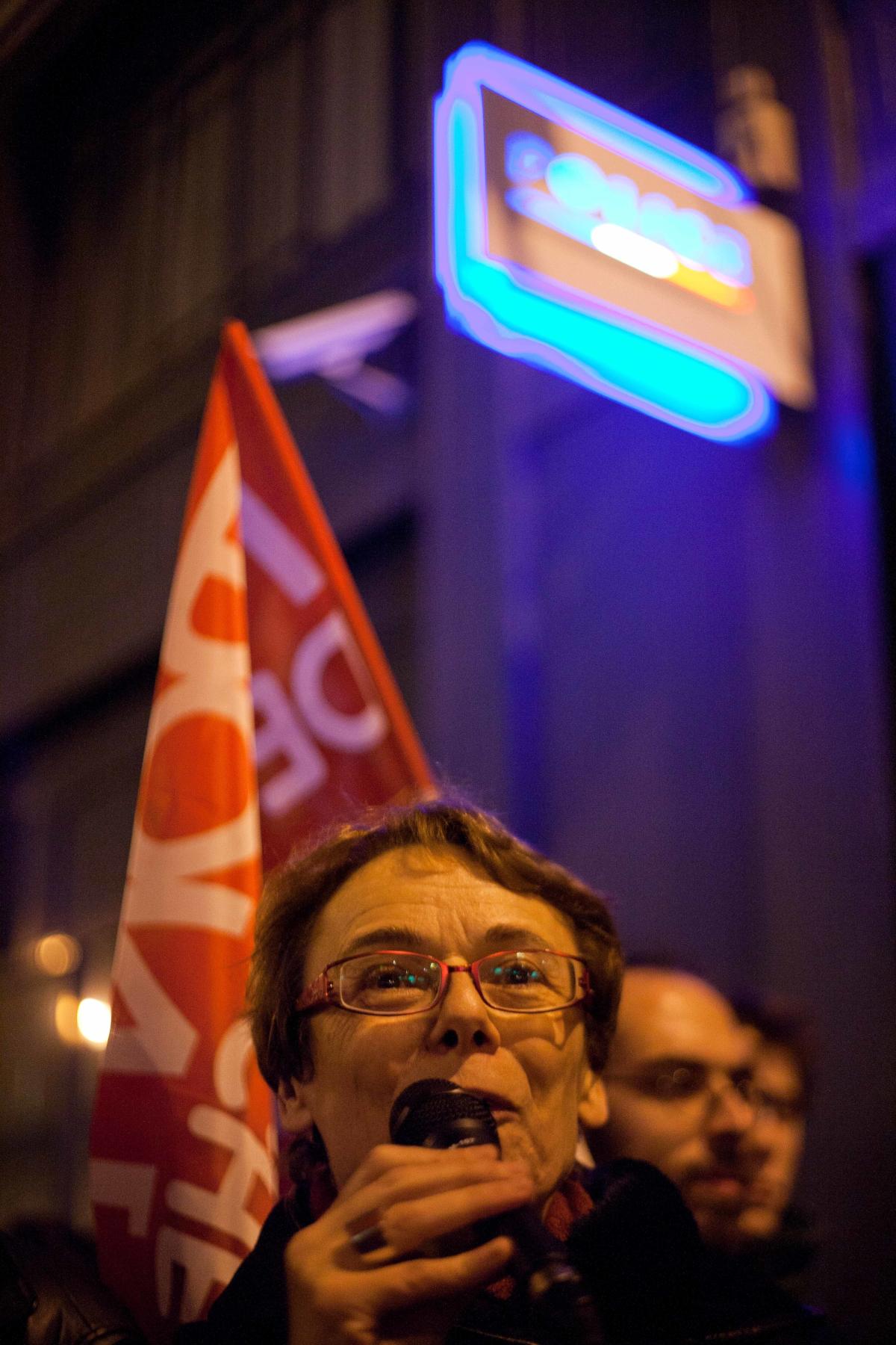 Martine Billard prend la parole lors du rassemblement devant le commissariat.