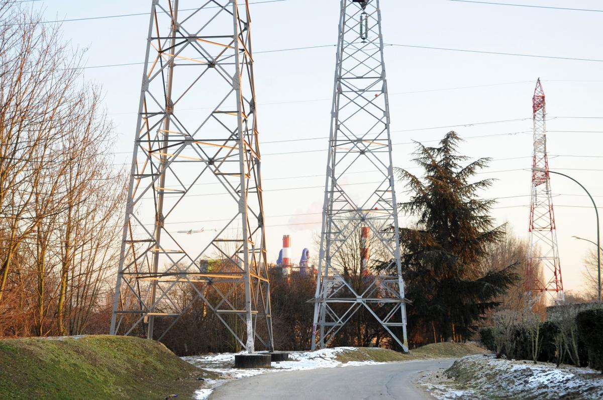 Pylones électriques et chauffage urbain distribution de l'énergie