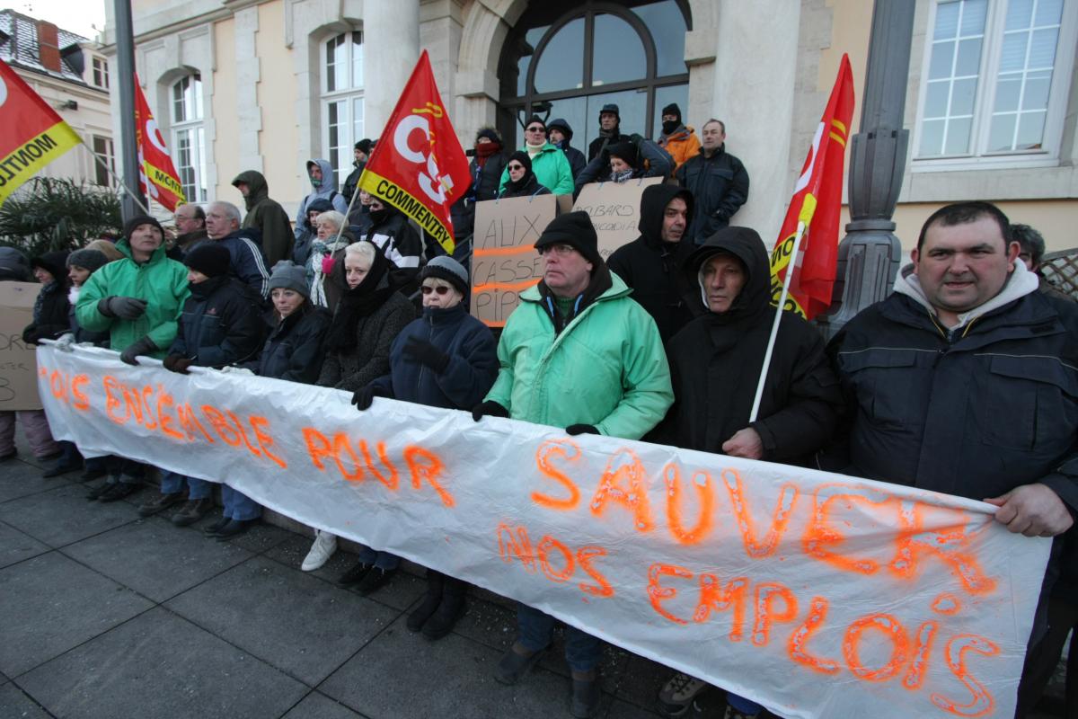 Les Delbard sur les marches de l'hôtel de ville de Commentry